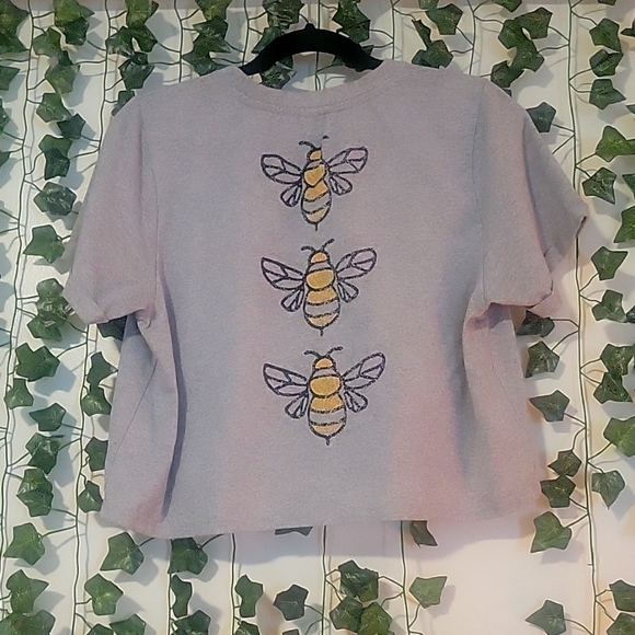 Recycled Threads • Bee Cropped Tee • Medium - Picture 3 of 5